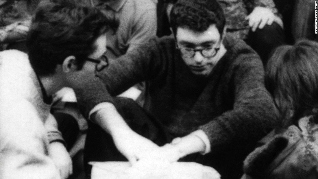 Sanders, right, leads a sit-in organized by the Congress of Racial Equality in 1962. The demonstration was staged to oppose housing segregation at the University of Chicago. It was Chicago&#39;s first civil rights sit-in.